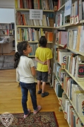 Iskolai könyvtárak 30 képben - Radnóti Miklós Könyvtár 4. kép (Egy jó tanács iskolai könyvtárhasználóknak: Keressétek a feliratokat!)