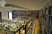 Iskolai könyvtárak 30 képben - Radnóti Miklós Könyvtár 7. kép (Könyvtárunk felülnézetből)
