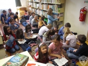 Iskolai könyvtárak 30 képben - Radnóti Miklós Könyvtár 22. kép (Kreatív megoldás az iskolai könyvtárban: Olvasócsalogató-program: Olvassunk egymásnak!)